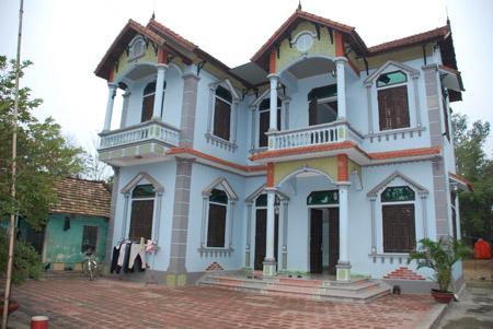 Ngôi[-]nhà[-]to[-]như[-]biệt[-]thự[-]của[-]một[-]chủ[-]đại[-]lý[-]thu[-]mua[-]rác.